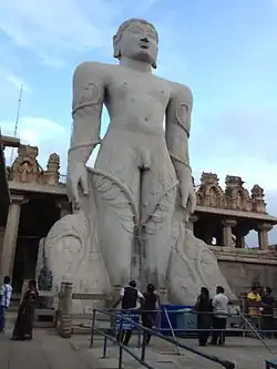 Gommateshvara Bahubali, c. 978-993 d.C., alto 57 piedi (17 m).