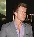 Todd Lasance interpreta Julian.