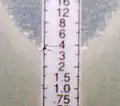 Immagine ad alto ingrandimento di etest, dove si evidenzia la MIC.
