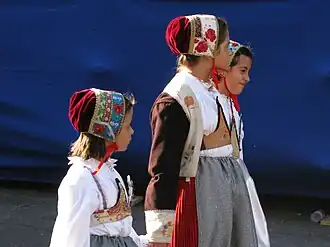 Bambine di Ovodda in abito tradizionale