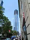 L'One World Trade Center nel giugno 2012. L'edificio raggiunge il tetto e iniziano i lavori di costruzione dell'antenna.