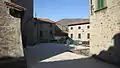 La piccola piazza all'interno del paese