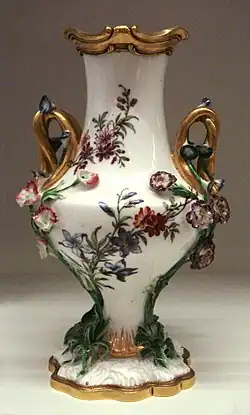 Vaso in porcellana di Vincennes di Jean-Claude Duplessis (1753).