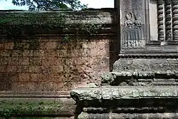 Recinzione di Angkor Wat: a sinistra laterite, a destra arenaria