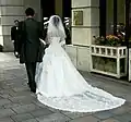 Sposa giapponese in abito bianco con strascico, 2007.